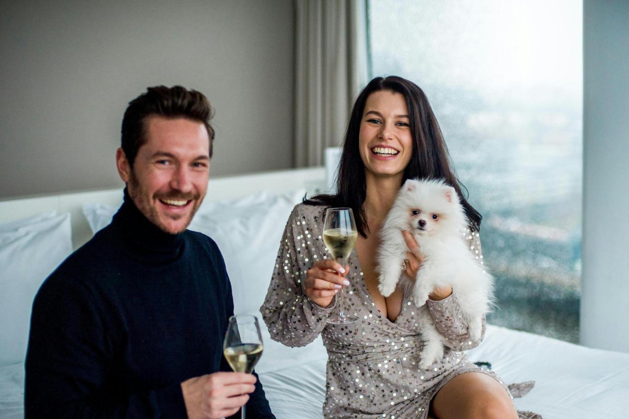 The Westin Hamburg Elbphilharmonie Hotel Ngoại thất bức ảnh A couple with a dog