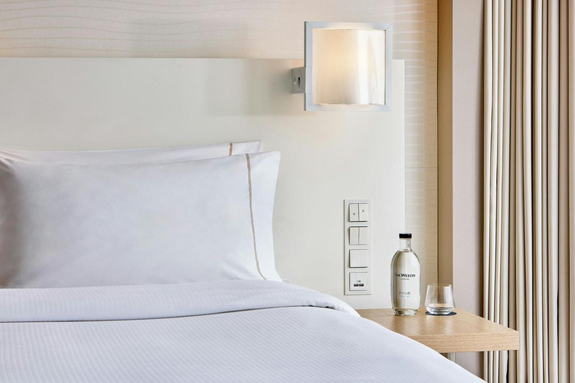The Westin Hamburg Elbphilharmonie Hotel Ngoại thất bức ảnh A wall-mounted light